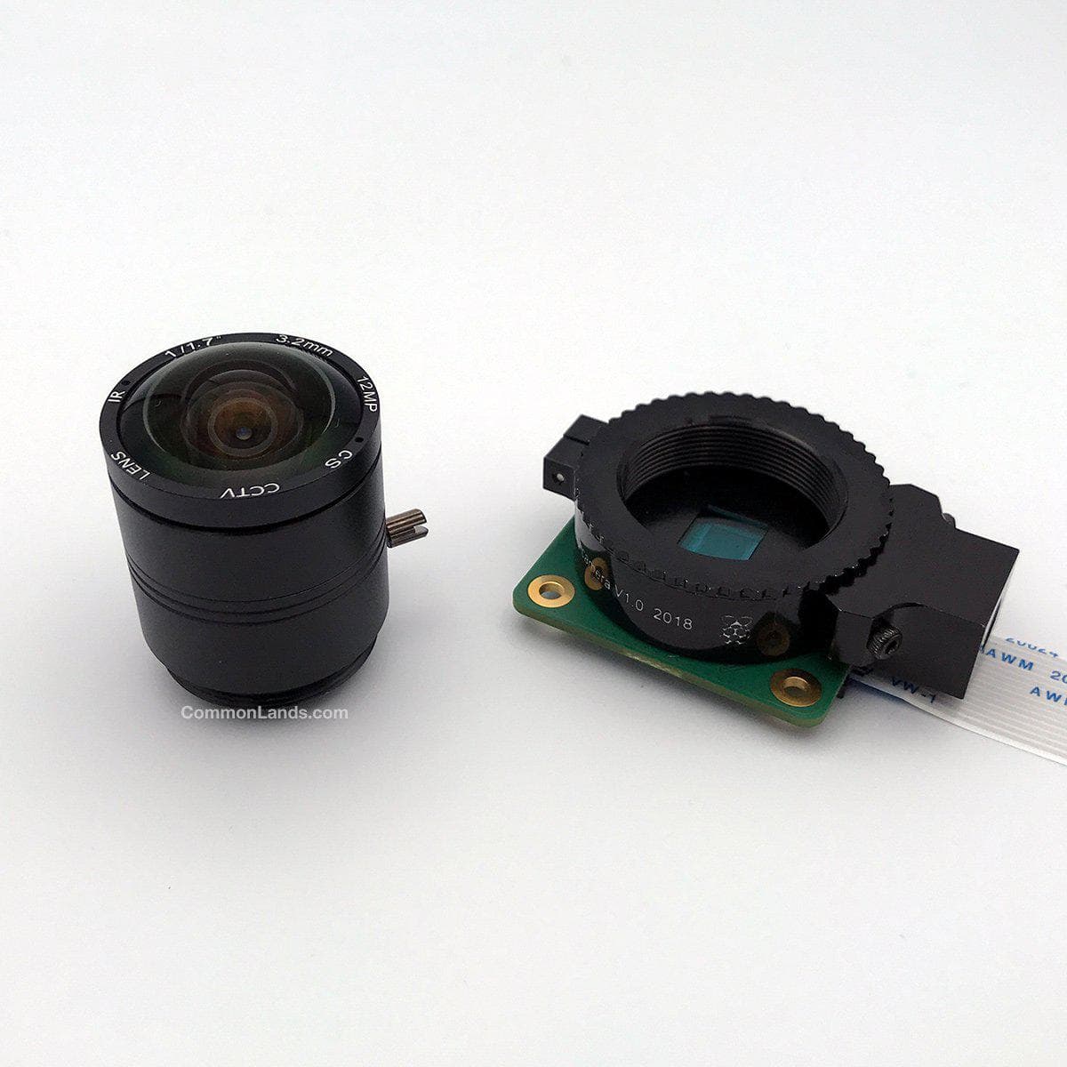 커먼랜드 CIL03.2-F1.8-CSNOIR 3.2mm EFL 렌즈는 라즈베리 파이 HQ 카메라 옆에 그려져 있습니다.